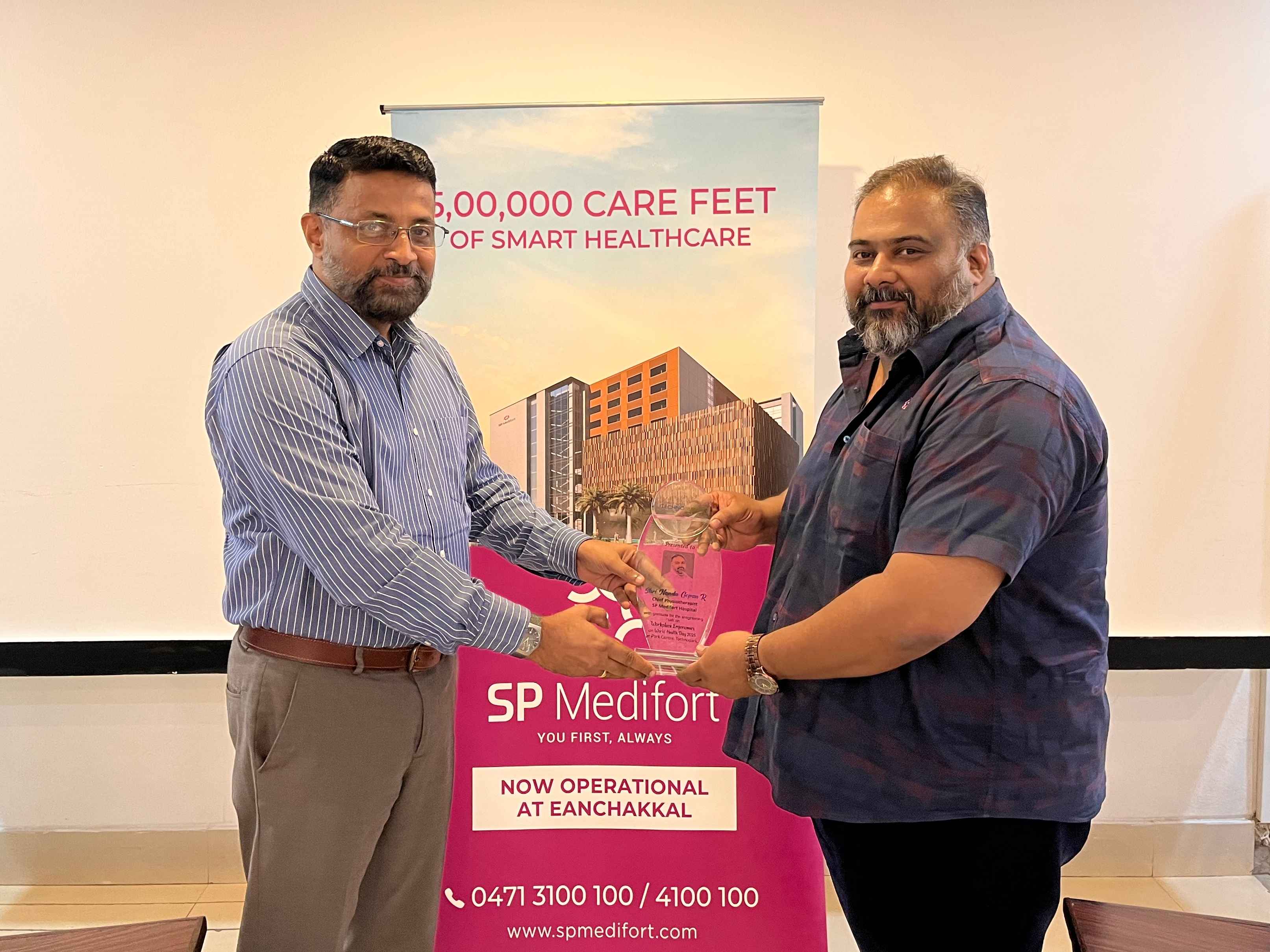 Col Sanjeev Nair (Retd), CEO Technopark, presenting a token of appreciation to Mr. Nanda Gopan.