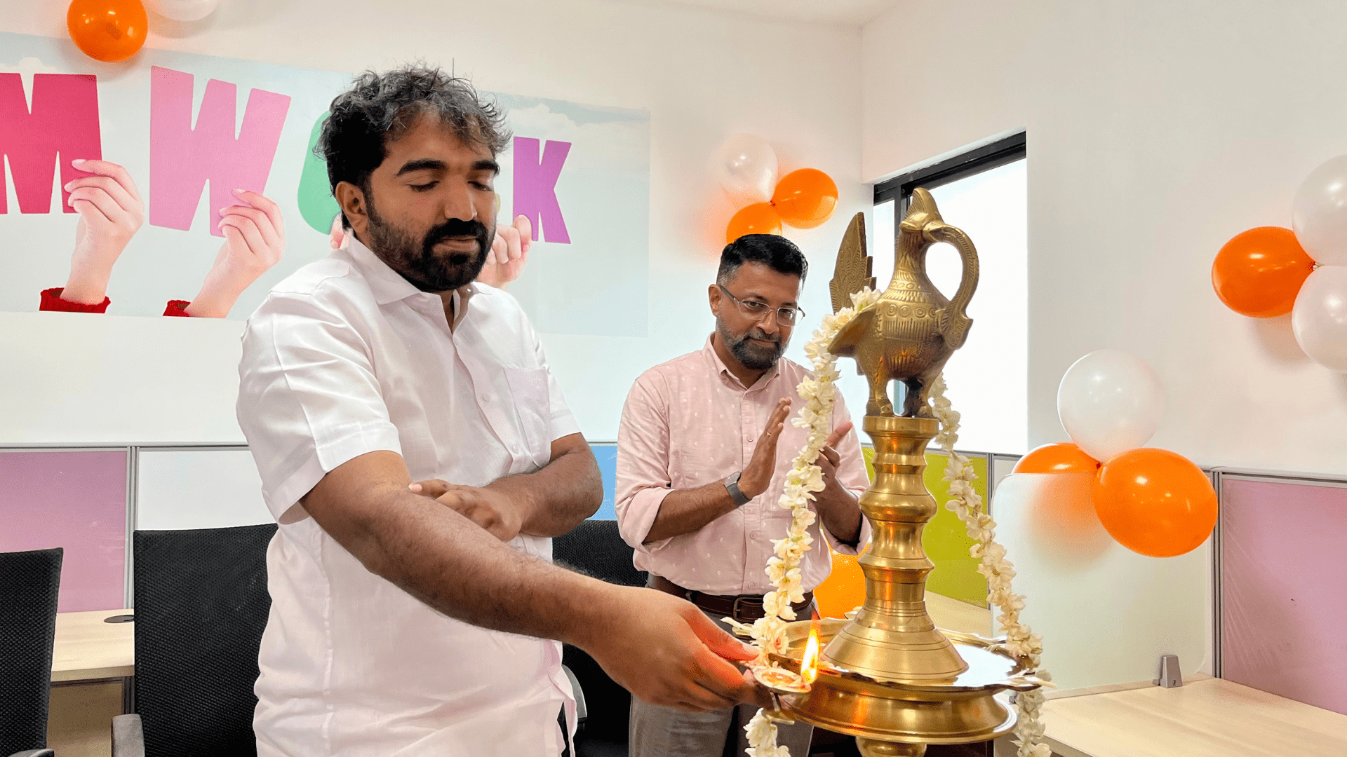 Shri Chandy Oommen lighting the inaugural lamp.