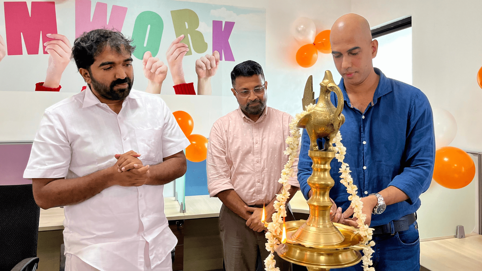 Shri Jomon Jacob, CEO, Tricta Technologies, lighting the inaugural lamp.