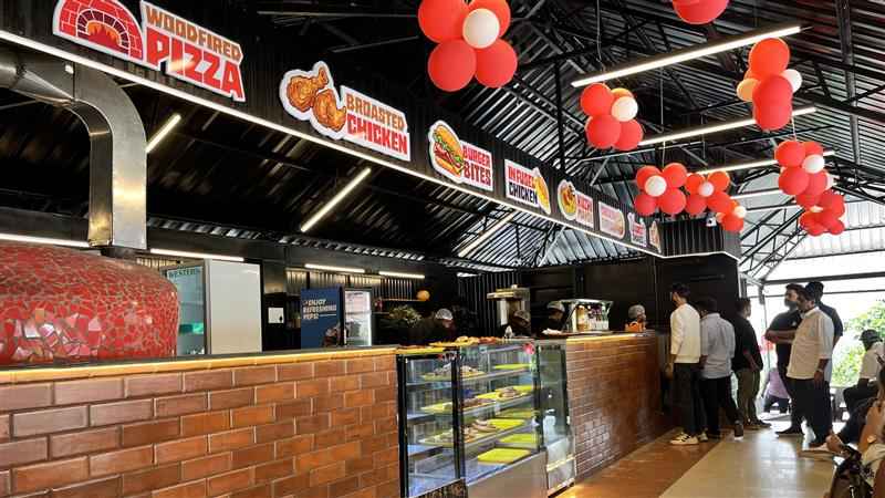 Techno Bites offers a mouth-watering spread of wood-fired pizzas, juicy burgers, wraps, kuzhi mandi, and more!