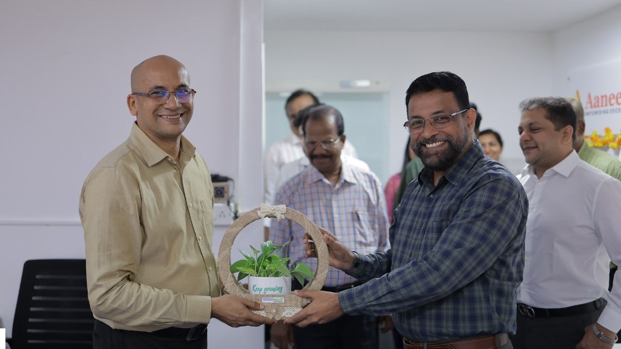 Col Sanjeev Nair (Retd) presenting a memento to Mr. Banarji Bhaskaran.