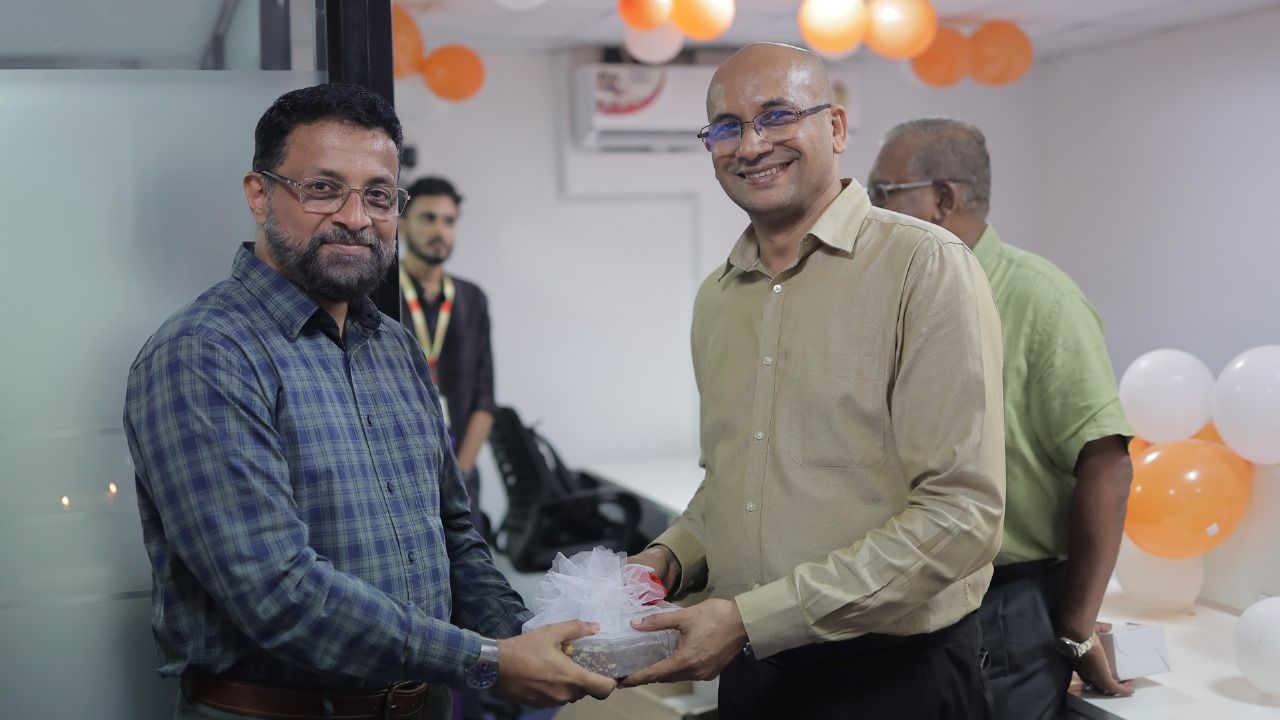 Mr. Banarji Bhaskaran, Founder and CEO, Aaneeta KPO, presenting a token of gratitude to Col Sanjeev Nair (Retd), CEO Technopark.