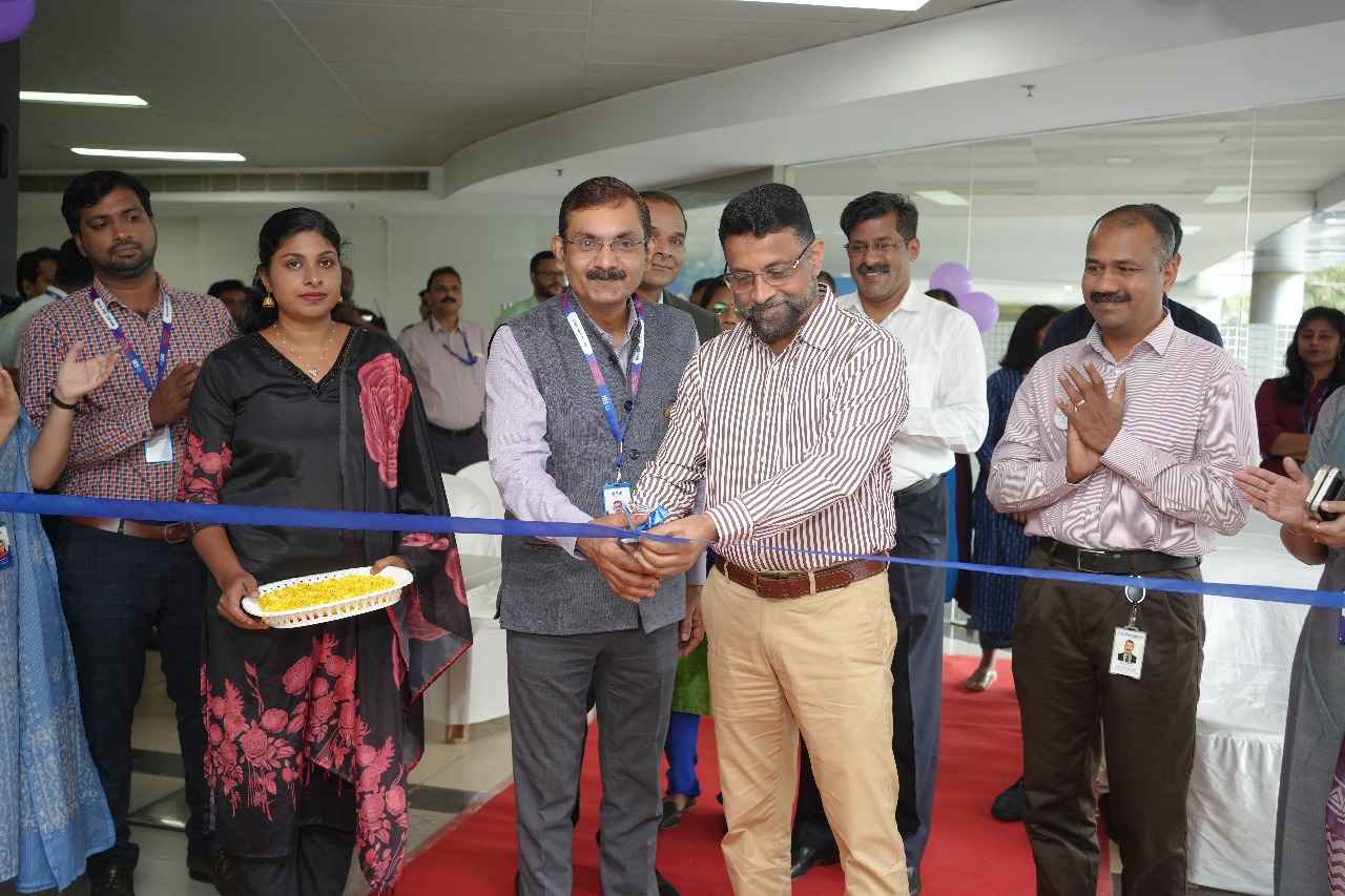 CEO Technopark cutting the ribbon, to inaugurate the business lobby.
