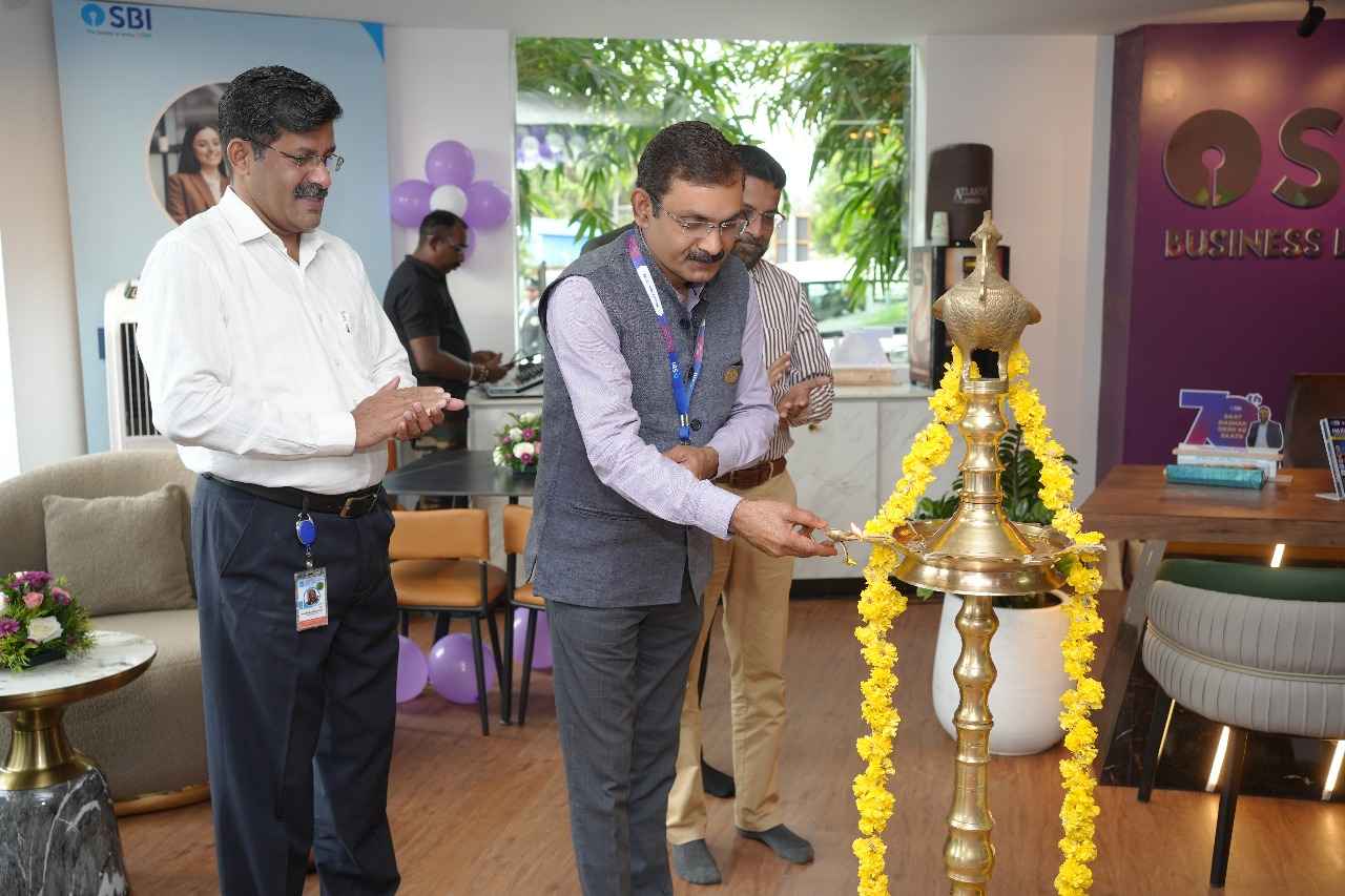 Shri Sushil Kumar, General Manager (NW-1) SBI, lighting the inaugural lamp.