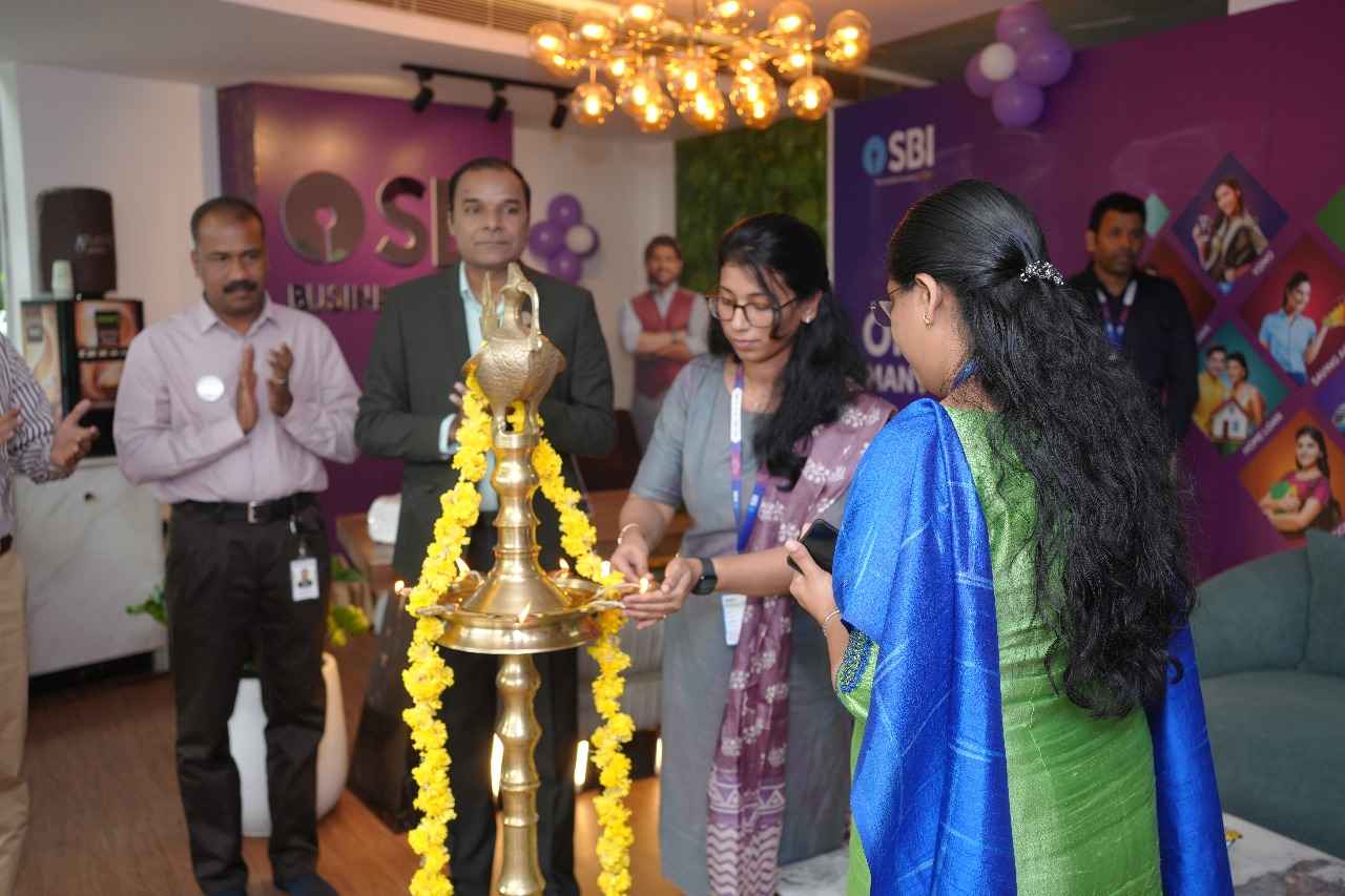 Smt Nazreen M, Regional Manager, SBI, lighting the inaugural lamp.