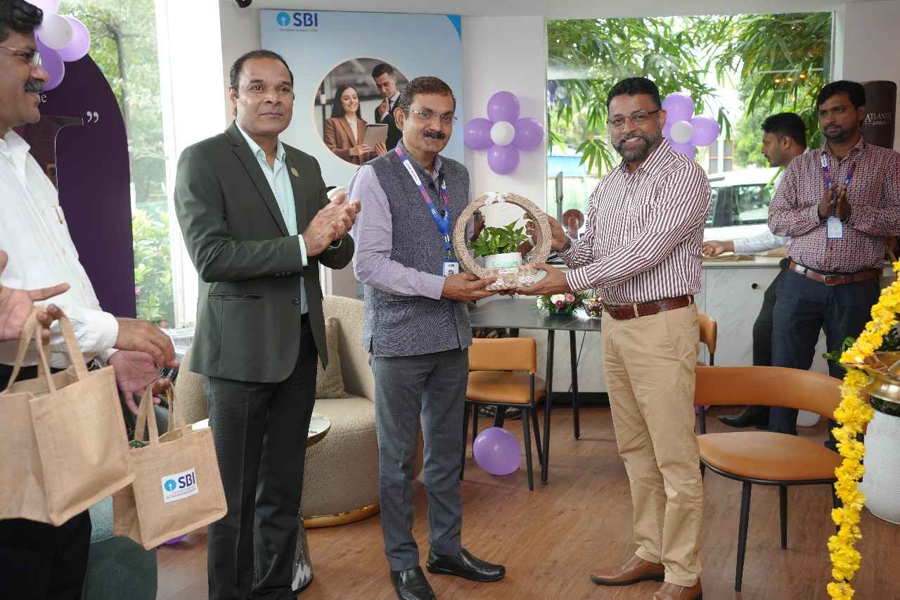 Col Sanjeev Nair (Retd) presenting a token of appreciation to Shri Sushil Kumar.