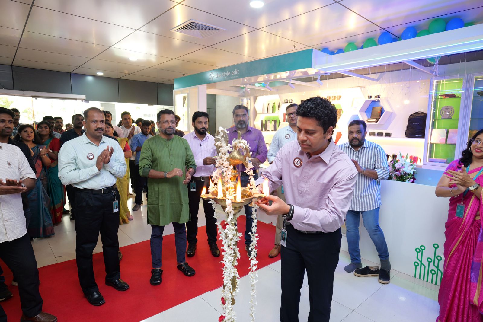 Mr. Vasanth Varada, Deputy Vice President – Marketing & Customer Relationship, Technopark, lighting the inaugural lamp.