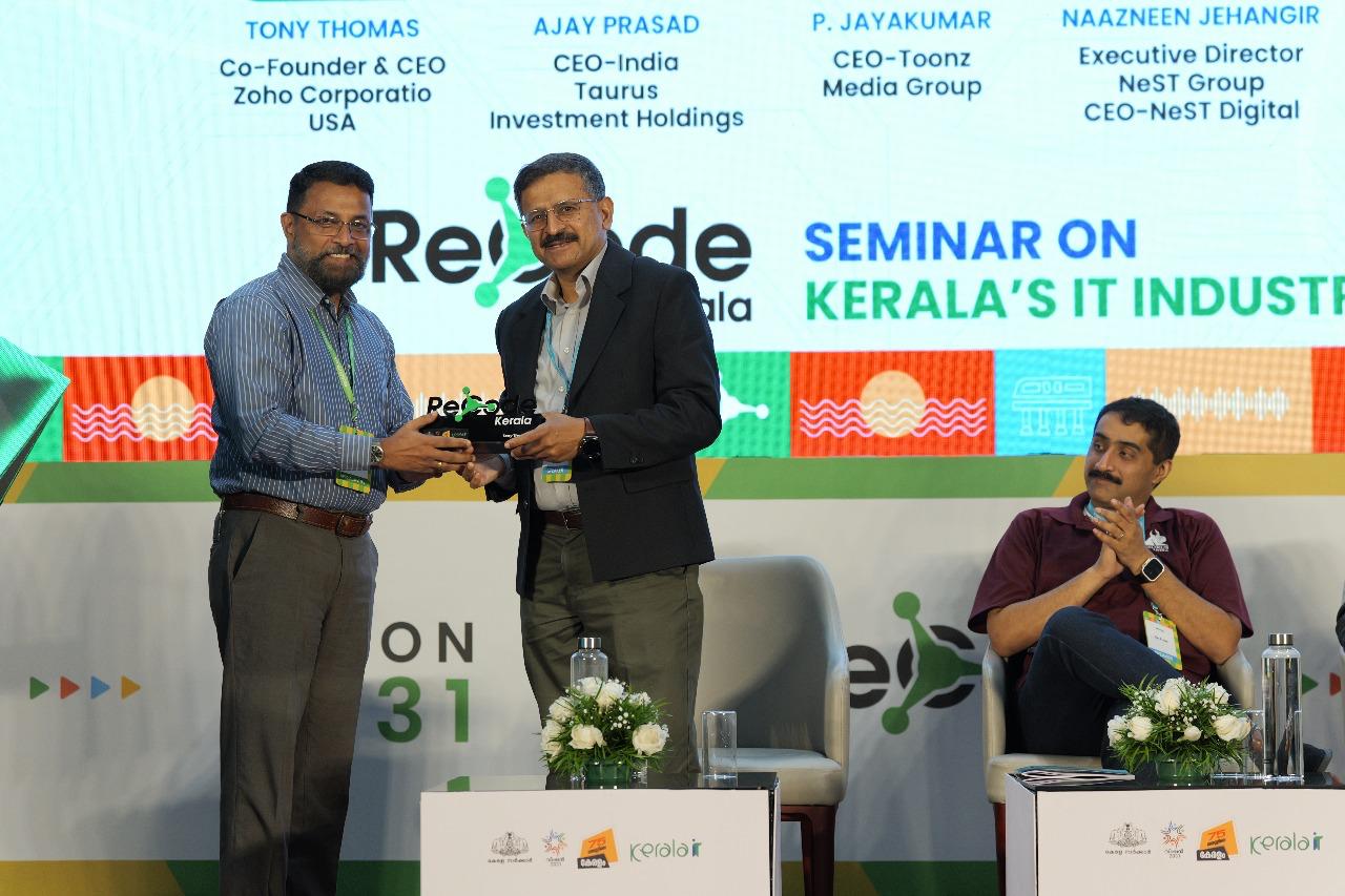 Col. Sanjeev S. N.(Retd.), CEO Technopark, honoring Tony Thomas- Co-founder, Zoho Corporation & CEO, Zoho USA. who delivered the Keynote Address.